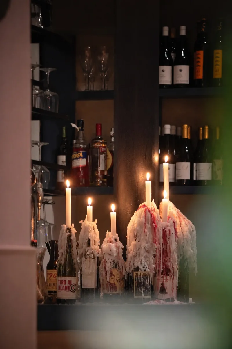 Velas y vinos en Mestiza
