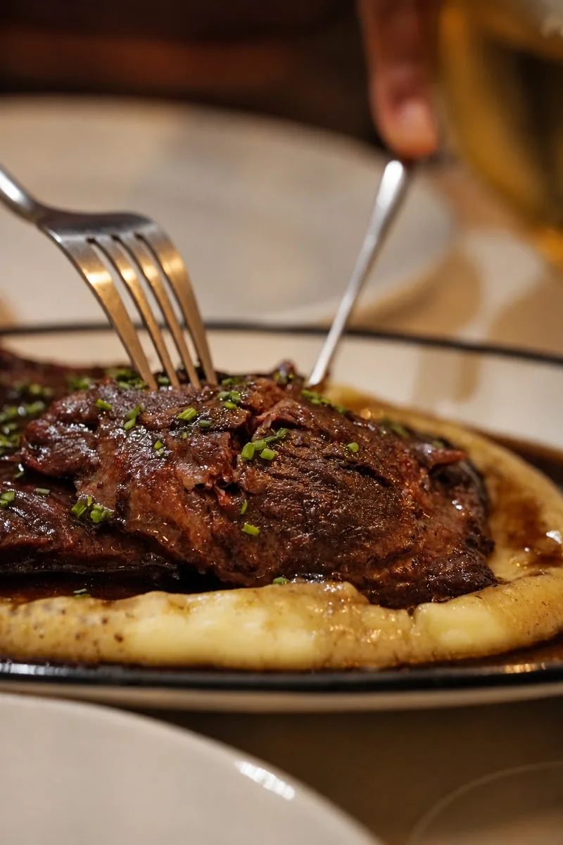 Carne sobre cremoso de patata