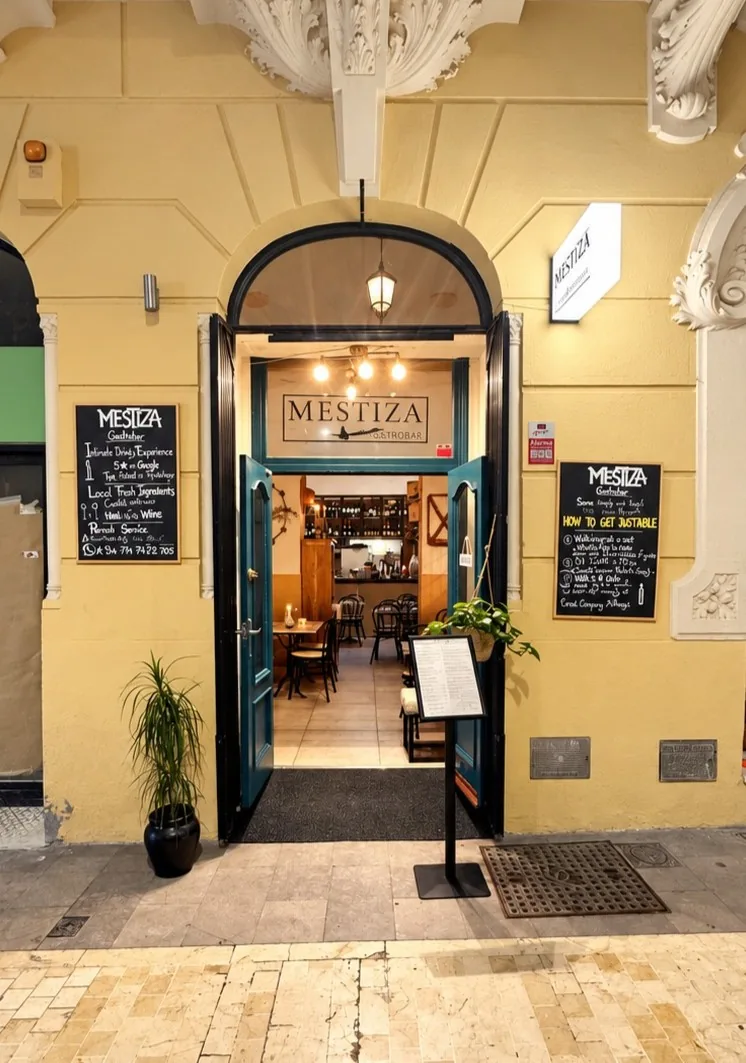 Entrada de Mestiza en Calle Echegaray