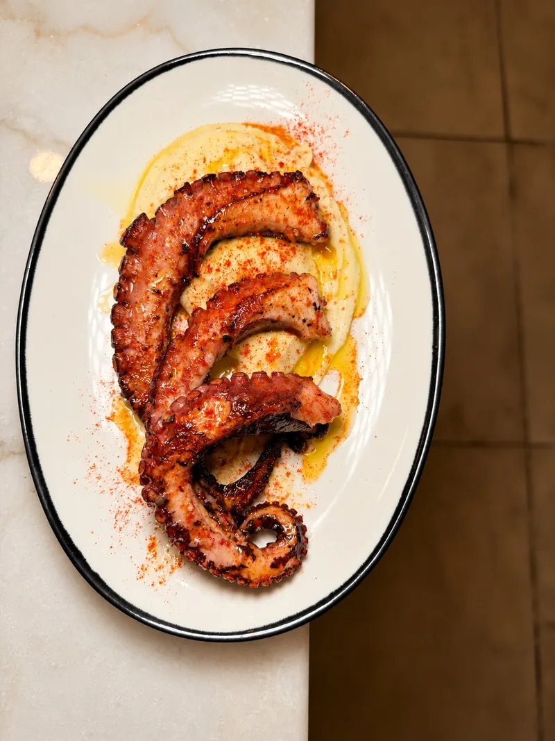 Pulpo sobre cremoso de patata