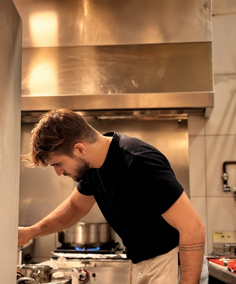 Simón cocinando en Mestiza